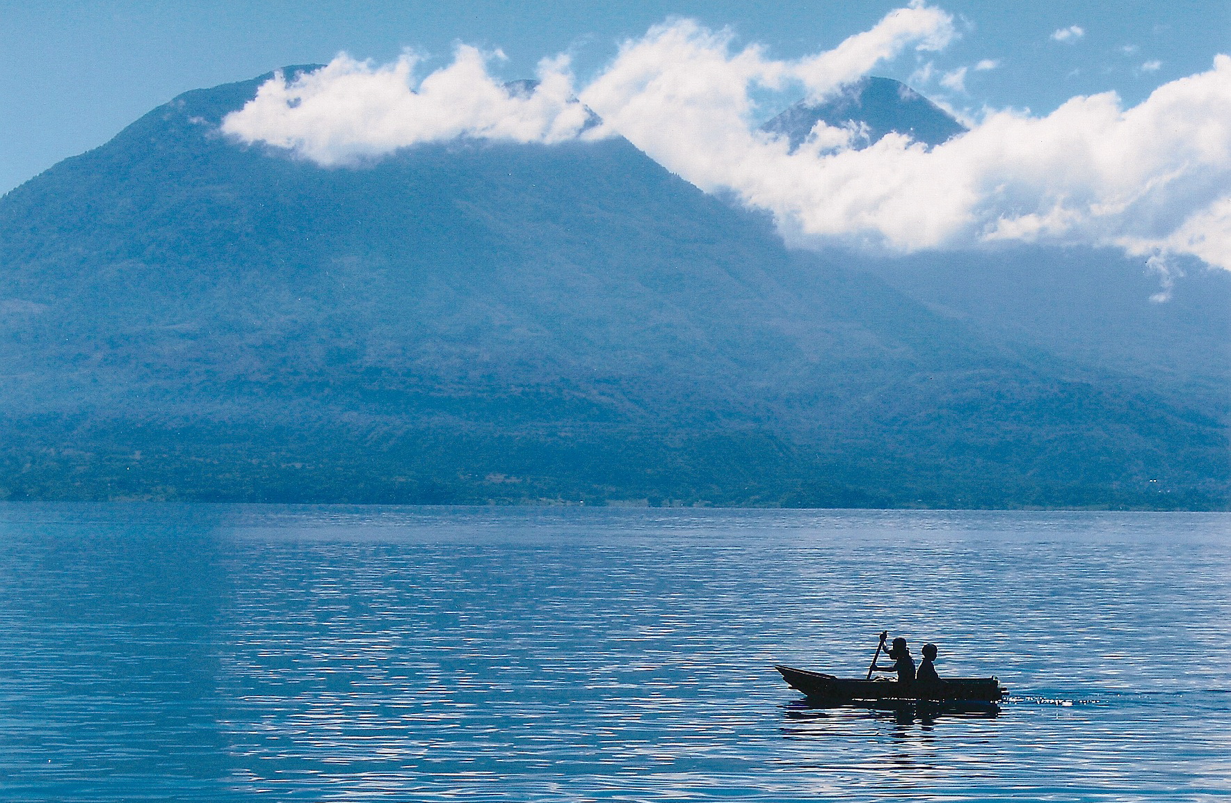 Удивитель. Атитлан Гватемала. Озеро Атитлан. Гватемала озеро Исабаль. Вулкан Атитлан в Гватемале.